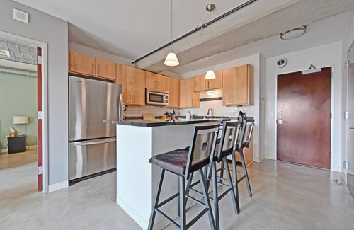 Financial District Condo | Entire Condo in the Heart of Downtown Austin 1bd/1ba chef's kitchen