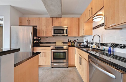 Financial District Condo | Entire Condo in the Heart of Downtown Austin 1bd/1ba chef's kitchen