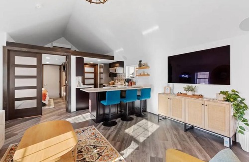 West Allis House | Entire Cozy Cottage! Pet Friendly, No Cleaning Fee