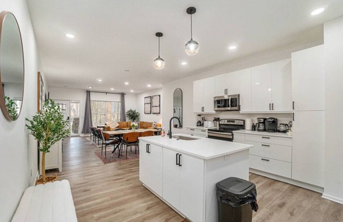 North Hyde Park House | Entire Duplex (2 Units) in Midtown 6 bds, 6 Bths