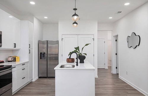 North Hyde Park House | Entire Duplex (2 Units) in Midtown 6 bds, 6 Bths