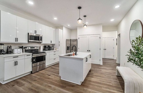 North Hyde Park House | Entire Duplex (2 Units) in Midtown 6 bds, 6 Bths