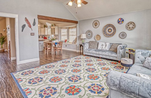 North Richland Hills House | Entire home with private spa and pool!
