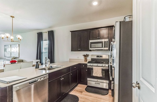 Del Valle House | Entire home, 4 Bedrooms Near Airport & COTA