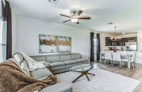 Del Valle House | Entire home, 4 Bedrooms Near Airport & COTA