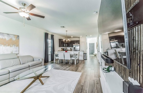 Del Valle House | Entire home, 4 Bedrooms Near Airport & COTA