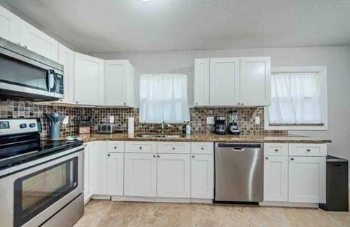 Clearwater House | Entire Home Close to the Beach!