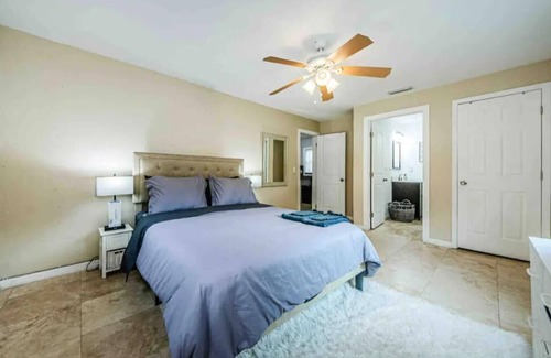 Clearwater House | Entire Home Close to the Beach!