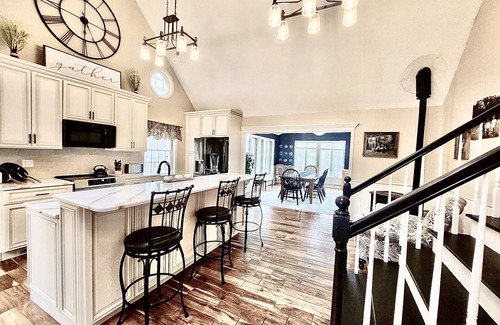 Dorset House | Entire home-Dorset-near skiing/horse show/shops; hot tub/game room; pet friendly