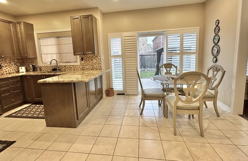 Churchill Meadows House | Entire home in Churchil Meadows