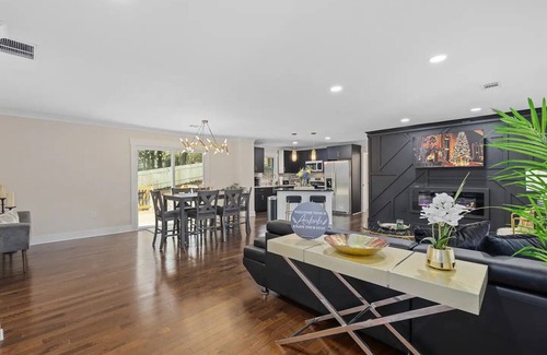 Decatur House | Entire home in Decatur-sleeps 10