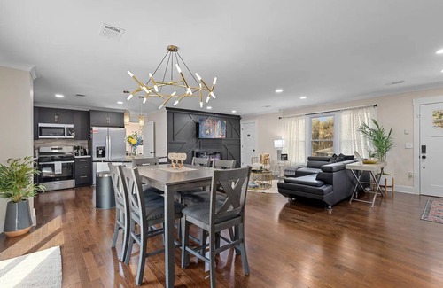 Decatur House | Entire home in Decatur-sleeps 10