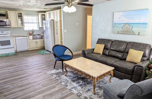 South Daytona House | ENTIRE HOME! Ultra Clean! 7 minutes from the Beach! Family Friendly!