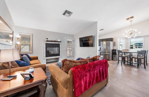 Tucson House | Entire Home- Updated, Modern, Cozy, Quiet, 2 bed 2 bath Retreat!
