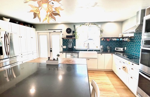 Middletown House | Entire Home w/Backyard & Hot Tub, Close to Beaches