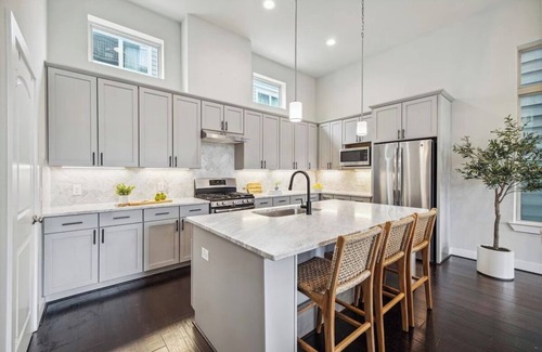 Woodland Heights House | Entire Home w/high ceilings