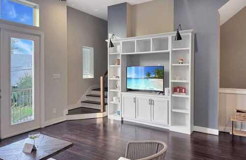 Woodland Heights House | Entire Home w/high ceilings