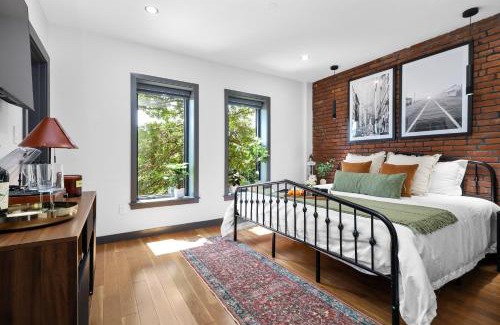 Somerville House | Entire House Free Parking Sleeps 26 MIT Harvard TD
