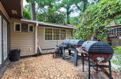 Valdosta House | Entire house, indoor pool, pool table, hot tub, gym , ping pong, grills