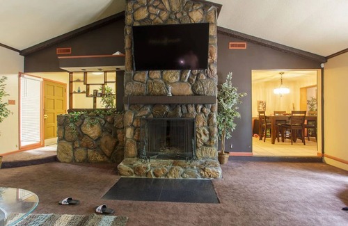 Valdosta House | Entire house, indoor pool, pool table, hot tub, gym , ping pong, grills