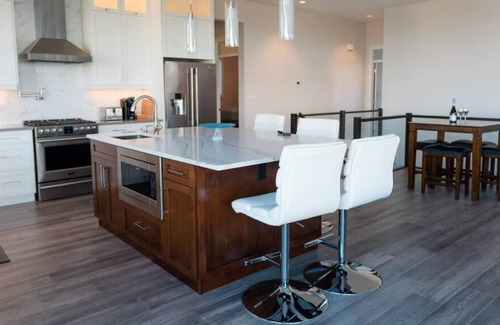 Colwood House | ENTIRE HOUSE · Pacific Hilltop Retreat