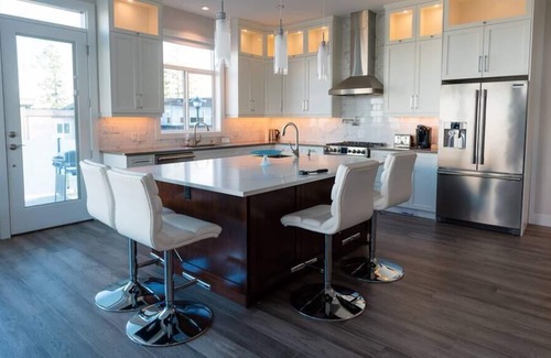 Colwood House | ENTIRE HOUSE · Pacific Hilltop Retreat