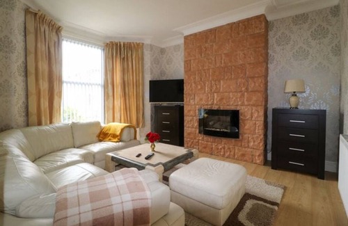 North Shore House | Entire Residential home 5 mins walk to the Beach