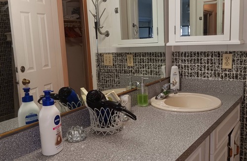 North Andrews Gardens Apartment | Entire suite. 1 king size bed. 1 den 2 twins bed. Kitchen wify Roku TV .