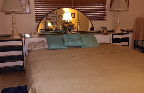 North Andrews Gardens Apartment | Entire suite. 1 king size bed. 1 den 2 twins bed. Kitchen wify Roku TV .