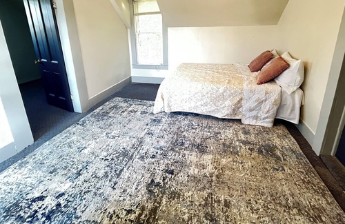 Pullman House | Entire unit in downtown Pullman. Steps away from restaurants and bars