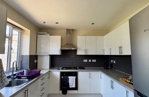 London Borough of Hounslow House | Enyo House, Brentford London - Spacious and Modern Family Home, 3Br 2Ba