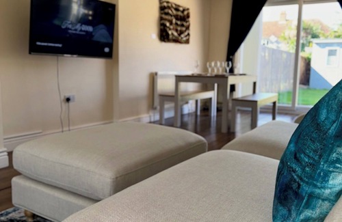 London Borough of Hounslow House | Enyo House, Brentford London - Spacious and Modern Family Home, 3Br 2Ba