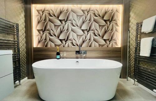 Allerthorpe House | Enzo's Lodge with Hot Tub