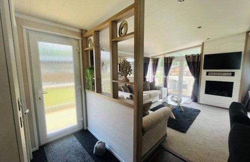 Allerthorpe House | Enzo's Lodge with Hot Tub