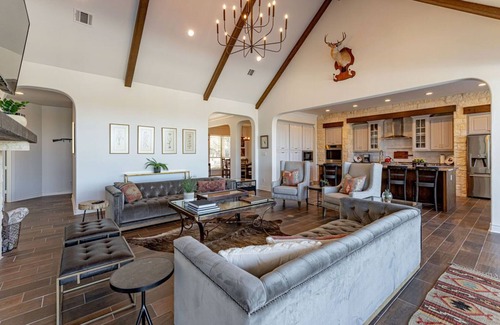 Austin House | Epic 12BR Retreat | Resort-Style Living w/Pool & Theater Near Jester King
