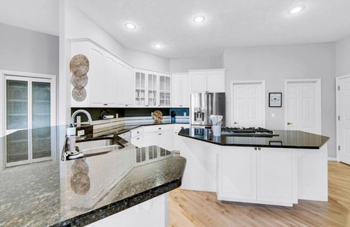 Highlands Apartment | Epic Hillside Retreat Htd Pool HotTub Golf 4400sf