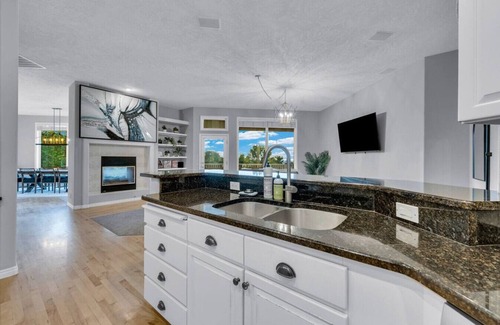 Highlands Apartment | Epic Hillside Retreat Htd Pool HotTub Golf 4400sf
