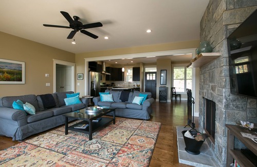 Asheville House | Epic Long Range Mountain Views! Close to Asheville, & Fire Pit! 4BR/3BA