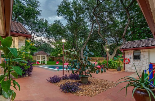 North San Antonio - SAT House | EPIC NEW LISTING - Spanish Hacienda - Heated Pool - Game Room - Sleeps 16