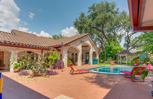 North San Antonio - SAT House | EPIC NEW LISTING - Spanish Hacienda - Heated Pool - Game Room - Sleeps 16