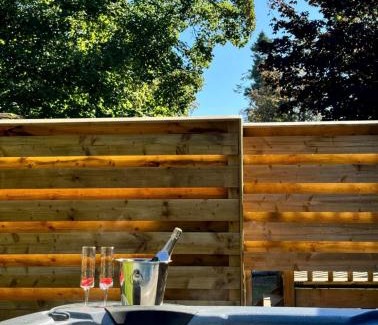 Almondbank Ski Chalet | Epona 8 - Hot Tub-Perth-Pets-Luxury