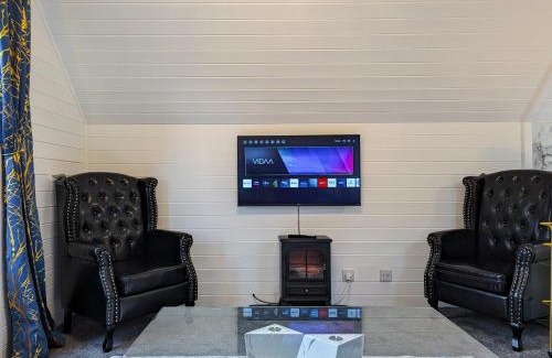 Almondbank Ski Chalet | Epona 8 - Hot Tub-Perth-Pets-Luxury