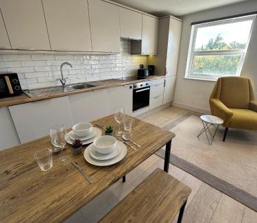 Epsom Apartment | Epsom High Street Retreat Stylish 1-Bed Flat