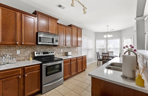 Lexington House | Equine Escape-Ranch, BBQ Grill, 2-Car Garagen