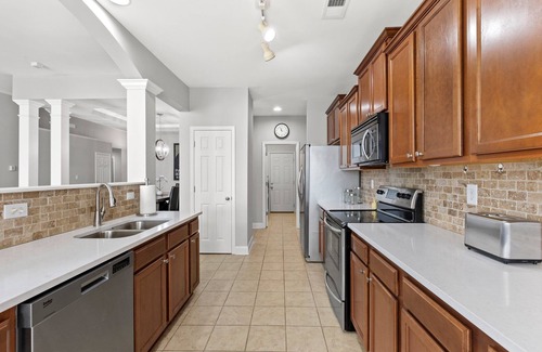 Lexington House | Equine Escape-Ranch, BBQ Grill, 2-Car Garagen