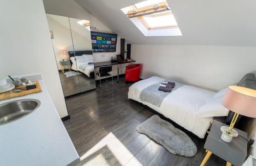 Selly Oak Apartment | Equipped Studios next to UOB and QE and close to city!