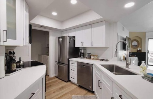 Camelback East Condo | Escape 48! Heated Pool, Hot Tub, Fitness Center, walk to Coffee, Grocery