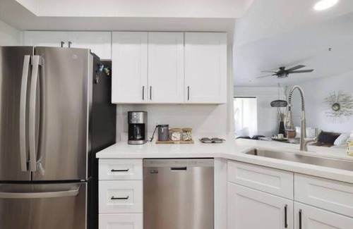 Camelback East Condo | Escape 48! Heated Pool, Hot Tub, Fitness Center, walk to Coffee, Grocery