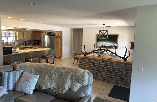 Englewood House | Escape to a Secluded 3-Bedroom Ranch Home with Pool, Billiards & Nearby Beaches