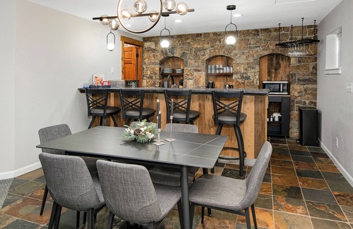 Gypsum Apartment | Escape to Modern Mountain Retreat Near Top Ski Resorts w/Hot Tub!